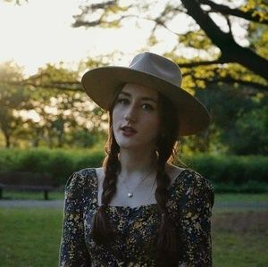 Meet your Posher, Laura